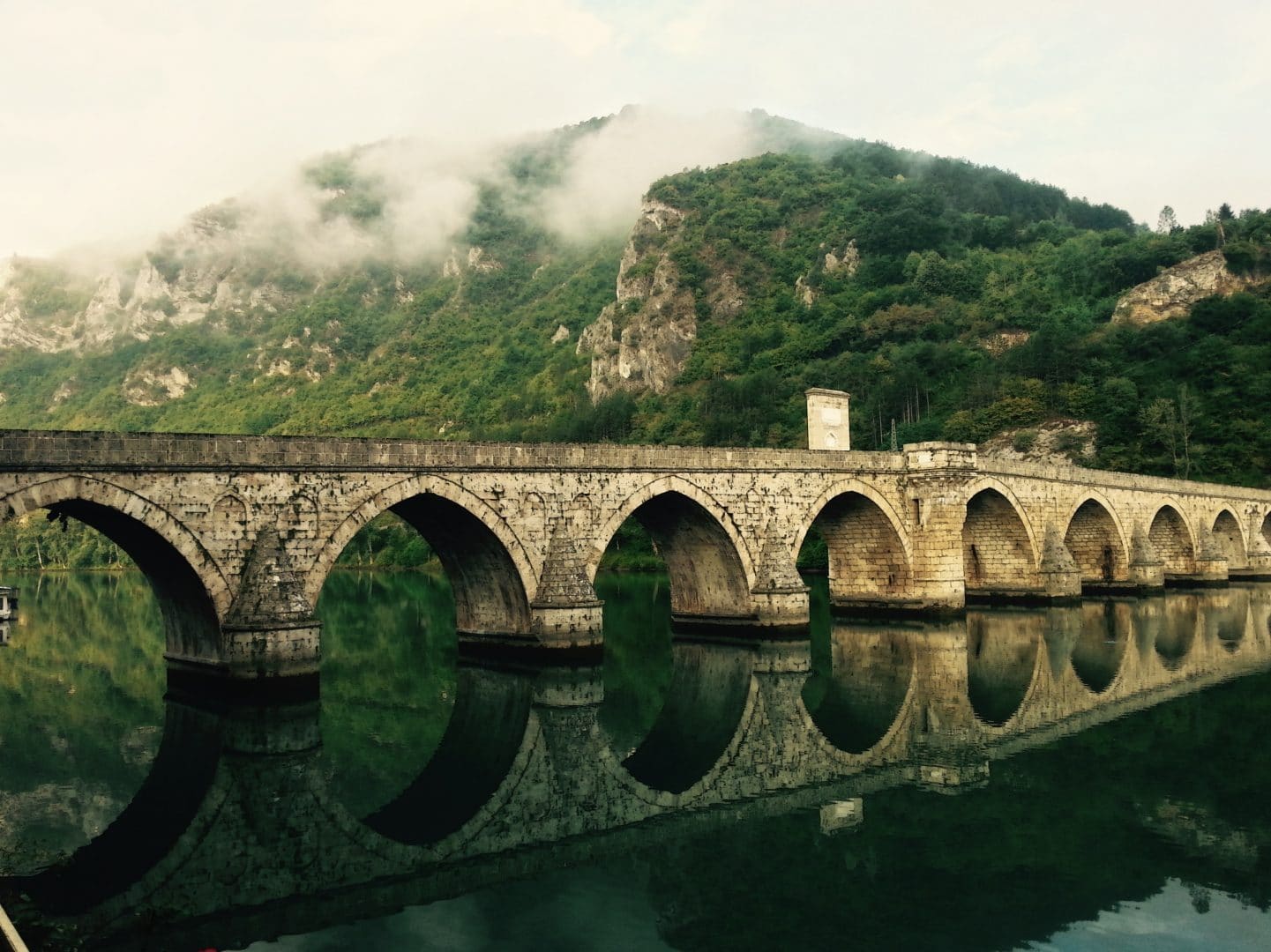 Teams Hintergründe Brücke-am-Wasser